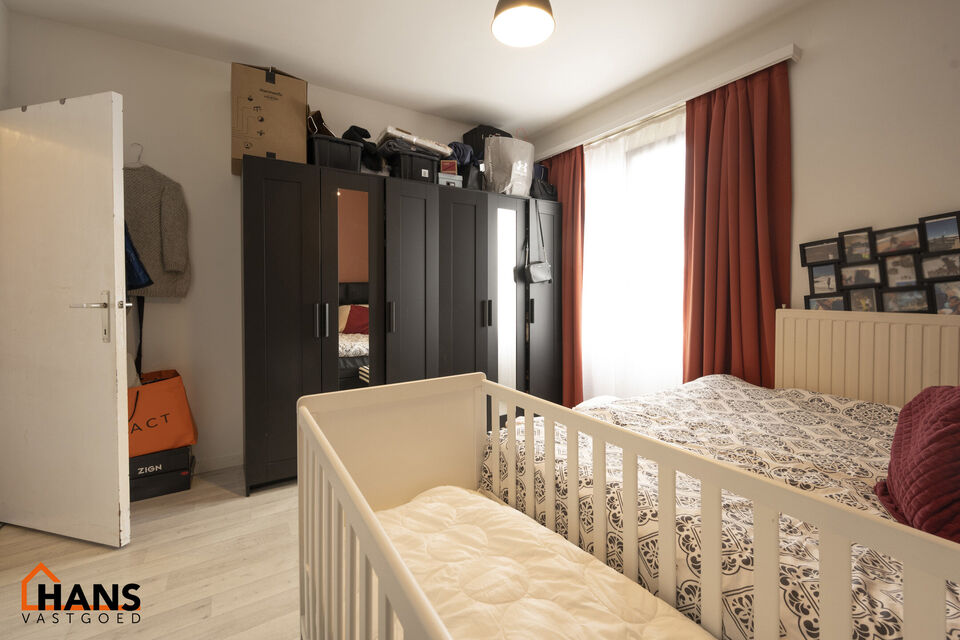 Mooi verzorgd appartement op de tweede verdieping zonder lift.
Inkomhal met vestiairekast; 2 slaapkamers (1 ruime, 1 kleinere); woonkamer; geïnstalleerde keuken; ingerichte badkamer; apart toilet; klein terrasje.
Dubbele beglazing, water, verwarming op a