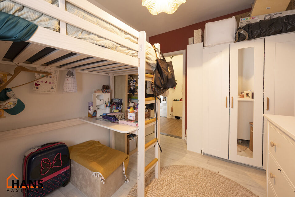 Mooi verzorgd appartement op de tweede verdieping zonder lift.
Inkomhal met vestiairekast; 2 slaapkamers (1 ruime, 1 kleinere); woonkamer; geïnstalleerde keuken; ingerichte badkamer; apart toilet; klein terrasje.
Dubbele beglazing, water, verwarming op a