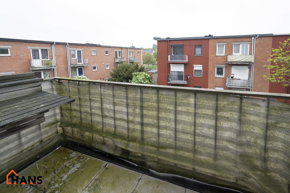 Mooi verzorgd appartement op de tweede verdieping zonder lift.
Inkomhal met vestiairekast; 2 slaapkamers (1 ruime, 1 kleinere); woonkamer; geïnstalleerde keuken; ingerichte badkamer; apart toilet; klein terrasje.
Dubbele beglazing, water, verwarming op a