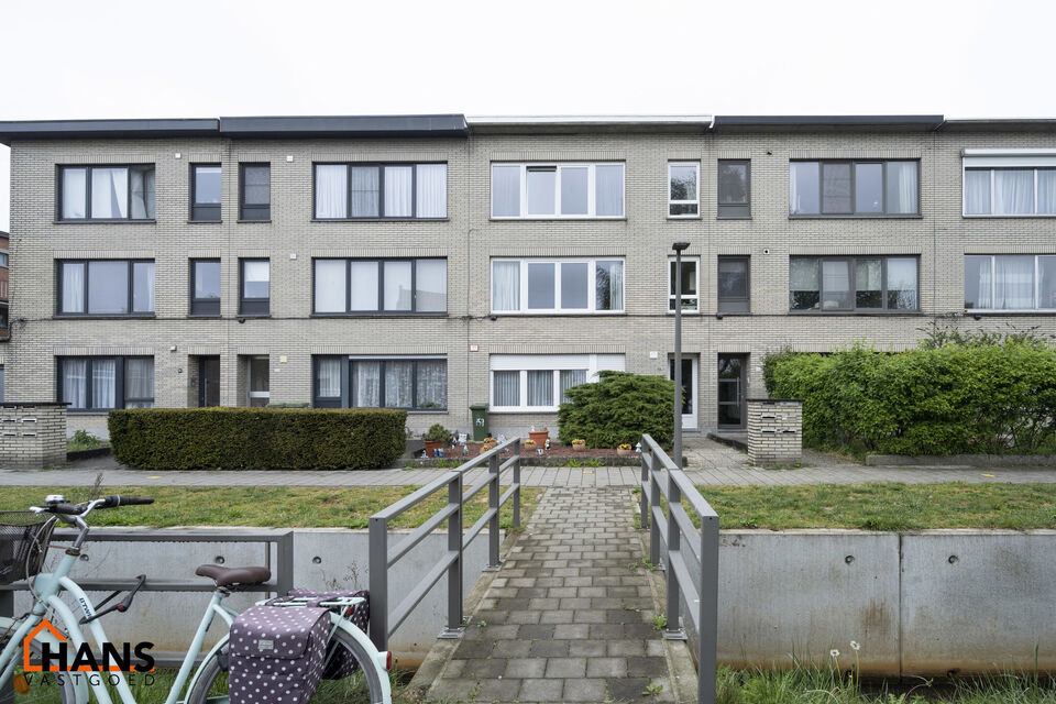 Verzorgd appartement op de 2de verdieping zonder lift.

Indeling: inkomhal met nis voor vestiaire; apart toilet; kast voor CV ketel; woonkamer; gedeeltelijk geïnstalleerde keuken met kasten, dubbele spoelbak, elektrische kookplaat, dampkap en ruimte voor