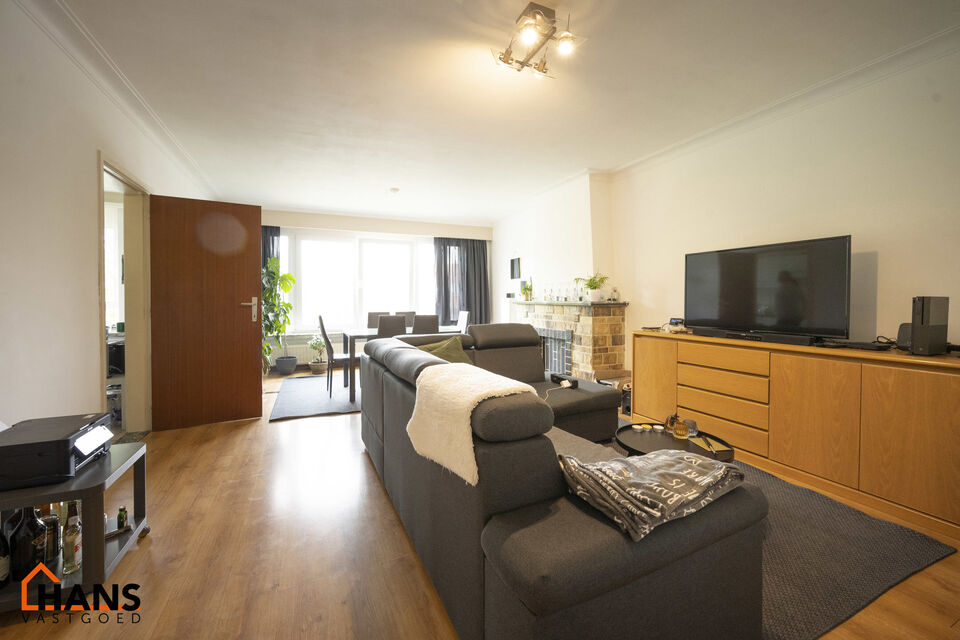 Verzorgd appartement op de 2de verdieping zonder lift.

Indeling: inkomhal met nis voor vestiaire; apart toilet; kast voor CV ketel; woonkamer; gedeeltelijk geïnstalleerde keuken met kasten, dubbele spoelbak, elektrische kookplaat, dampkap en ruimte voor
