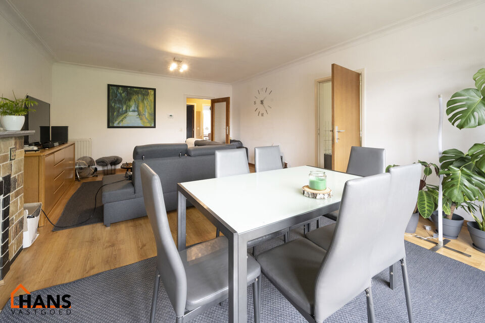 Verzorgd appartement op de 2de verdieping zonder lift.

Indeling: inkomhal met nis voor vestiaire; apart toilet; kast voor CV ketel; woonkamer; gedeeltelijk geïnstalleerde keuken met kasten, dubbele spoelbak, elektrische kookplaat, dampkap en ruimte voor