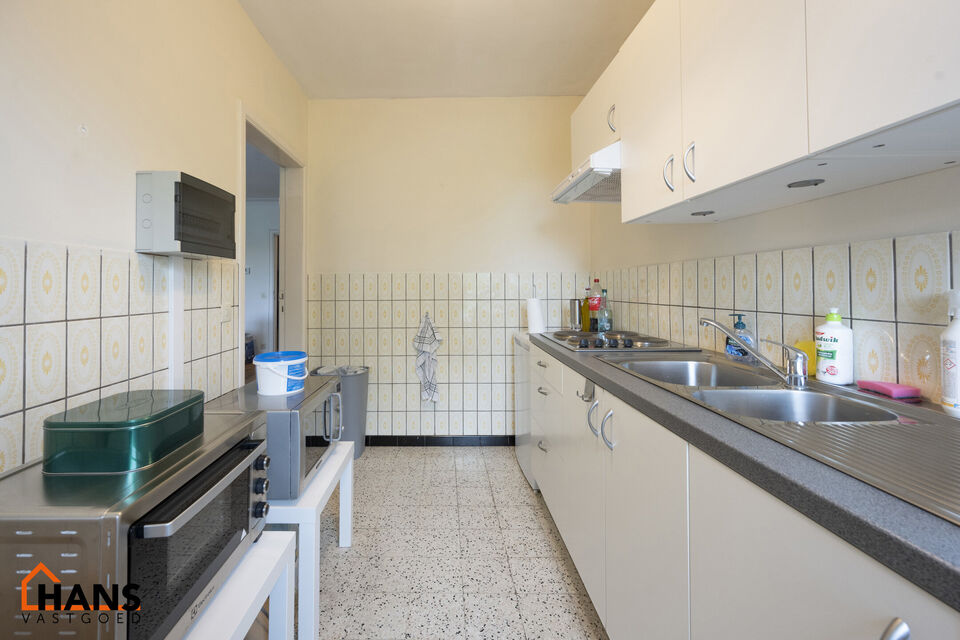 Verzorgd appartement op de 2de verdieping zonder lift.

Indeling: inkomhal met nis voor vestiaire; apart toilet; kast voor CV ketel; woonkamer; gedeeltelijk geïnstalleerde keuken met kasten, dubbele spoelbak, elektrische kookplaat, dampkap en ruimte voor