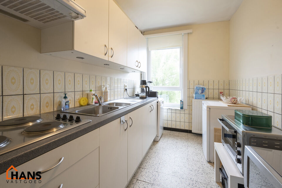 Verzorgd appartement op de 2de verdieping zonder lift.

Indeling: inkomhal met nis voor vestiaire; apart toilet; kast voor CV ketel; woonkamer; gedeeltelijk geïnstalleerde keuken met kasten, dubbele spoelbak, elektrische kookplaat, dampkap en ruimte voor
