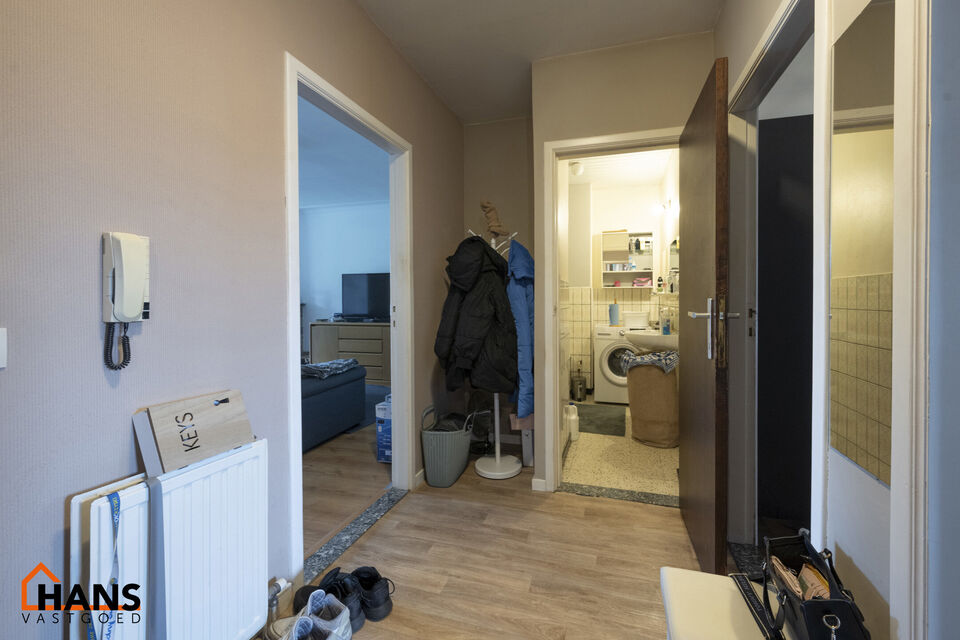 Verzorgd appartement op de 2de verdieping zonder lift.

Indeling: inkomhal met nis voor vestiaire; apart toilet; kast voor CV ketel; woonkamer; gedeeltelijk geïnstalleerde keuken met kasten, dubbele spoelbak, elektrische kookplaat, dampkap en ruimte voor