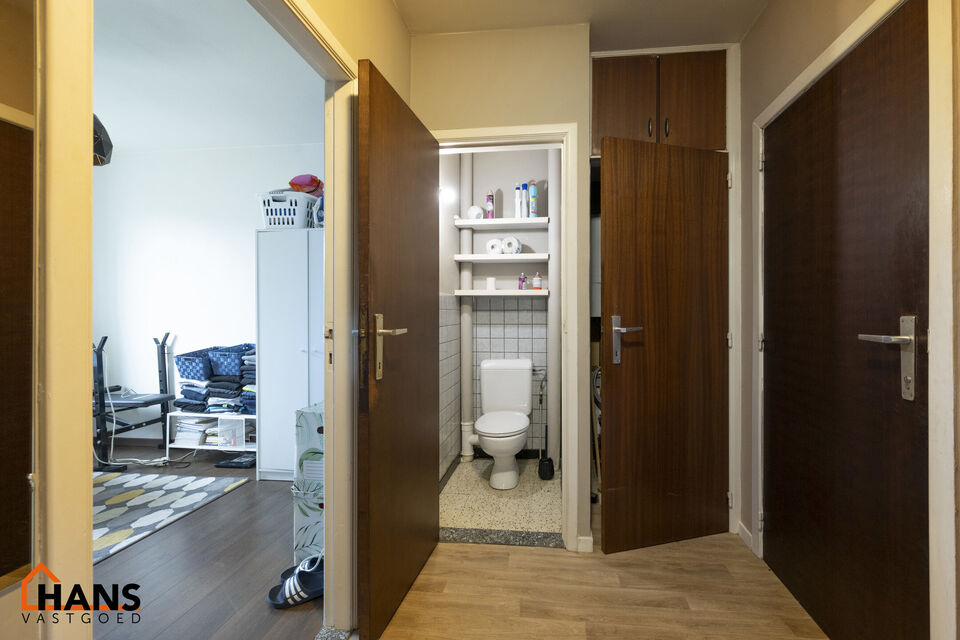 Verzorgd appartement op de 2de verdieping zonder lift.

Indeling: inkomhal met nis voor vestiaire; apart toilet; kast voor CV ketel; woonkamer; gedeeltelijk geïnstalleerde keuken met kasten, dubbele spoelbak, elektrische kookplaat, dampkap en ruimte voor