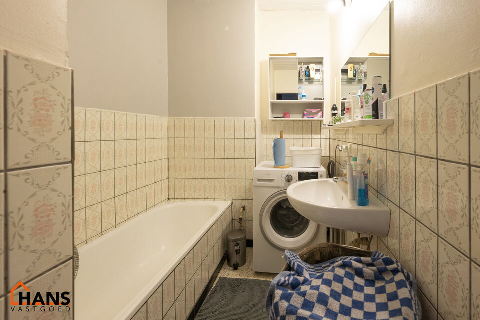 Verzorgd appartement op de 2de verdieping zonder lift.

Indeling: inkomhal met nis voor vestiaire; apart toilet; kast voor CV ketel; woonkamer; gedeeltelijk geïnstalleerde keuken met kasten, dubbele spoelbak, elektrische kookplaat, dampkap en ruimte voor