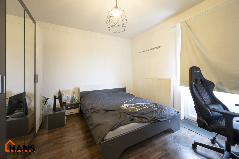 Verzorgd appartement op de 2de verdieping zonder lift.

Indeling: inkomhal met nis voor vestiaire; apart toilet; kast voor CV ketel; woonkamer; gedeeltelijk geïnstalleerde keuken met kasten, dubbele spoelbak, elektrische kookplaat, dampkap en ruimte voor