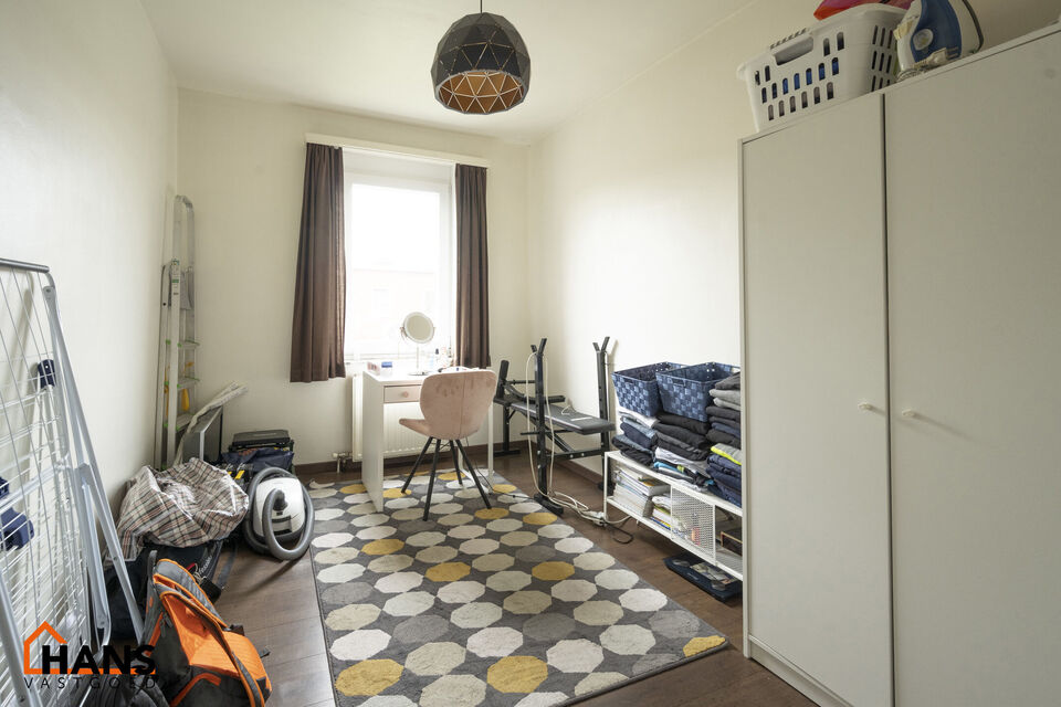 Verzorgd appartement op de 2de verdieping zonder lift.

Indeling: inkomhal met nis voor vestiaire; apart toilet; kast voor CV ketel; woonkamer; gedeeltelijk geïnstalleerde keuken met kasten, dubbele spoelbak, elektrische kookplaat, dampkap en ruimte voor