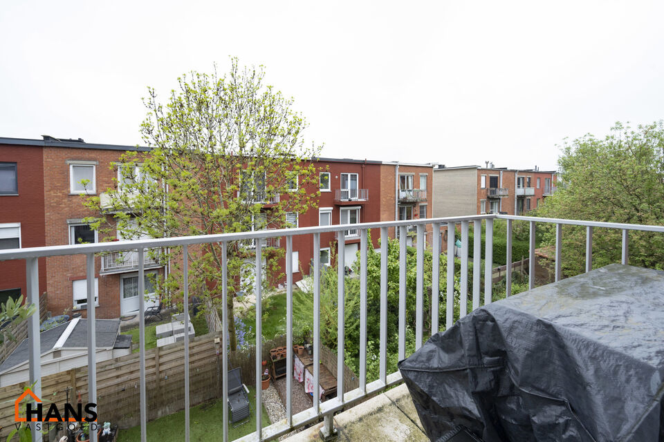 Verzorgd appartement op de 2de verdieping zonder lift.

Indeling: inkomhal met nis voor vestiaire; apart toilet; kast voor CV ketel; woonkamer; gedeeltelijk geïnstalleerde keuken met kasten, dubbele spoelbak, elektrische kookplaat, dampkap en ruimte voor
