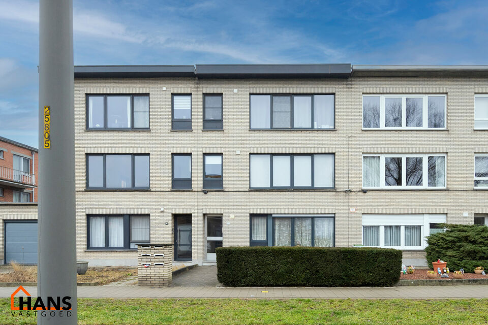 Inkomhal; apart toilet; leefruimte; keuken met kasten, kookplaat, dampkap, spoelbak, koelkast en ruimte voor een eigen vaatwasser/wasmachine/droogkast; badkamer met douche in ligbad, 2 wastafels en spiegelkasten en terras.

Gemeenschappelijke kosten: 15 E