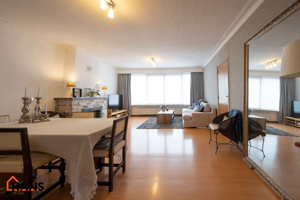 Inkomhal; apart toilet; leefruimte; keuken met kasten, kookplaat, dampkap, spoelbak, koelkast en ruimte voor een eigen vaatwasser/wasmachine/droogkast; badkamer met douche in ligbad, 2 wastafels en spiegelkasten en terras.

Gemeenschappelijke kosten: 15 E