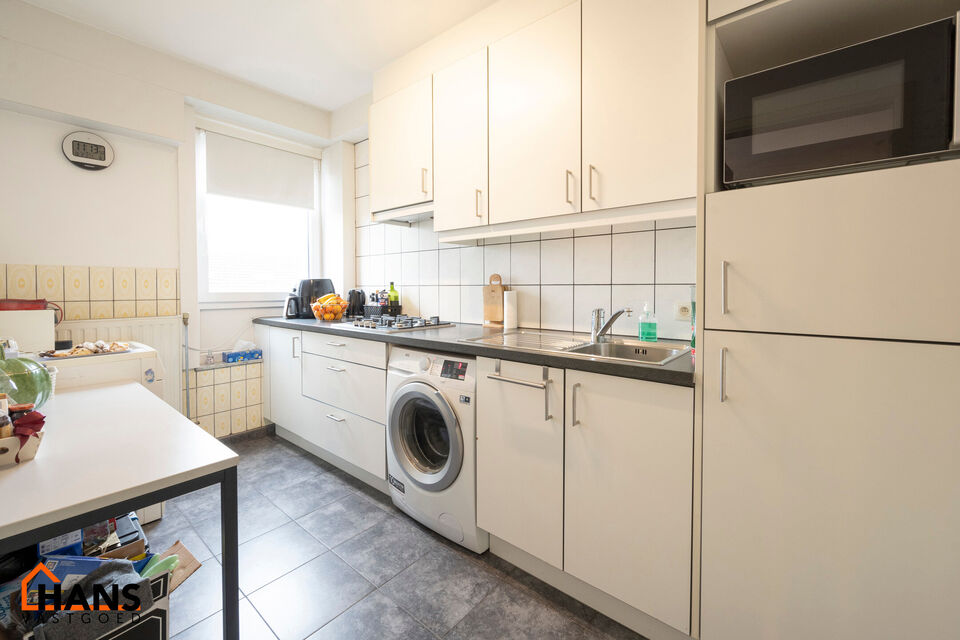 Inkomhal; apart toilet; leefruimte; keuken met kasten, kookplaat, dampkap, spoelbak, koelkast en ruimte voor een eigen vaatwasser/wasmachine/droogkast; badkamer met douche in ligbad, 2 wastafels en spiegelkasten en terras.

Gemeenschappelijke kosten: 15 E