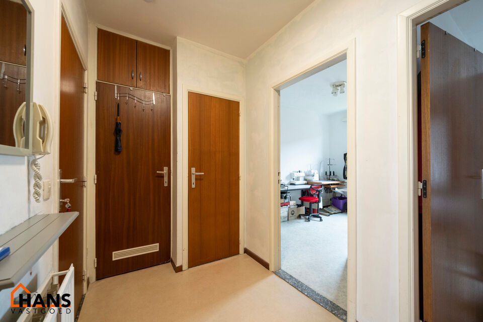 Inkomhal; apart toilet; leefruimte; keuken met kasten, kookplaat, dampkap, spoelbak, koelkast en ruimte voor een eigen vaatwasser/wasmachine/droogkast; badkamer met douche in ligbad, 2 wastafels en spiegelkasten en terras.

Gemeenschappelijke kosten: 15 E