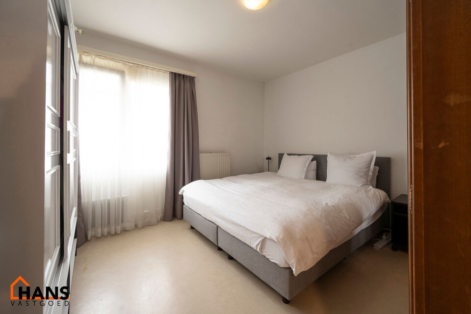 Inkomhal; apart toilet; leefruimte; keuken met kasten, kookplaat, dampkap, spoelbak, koelkast en ruimte voor een eigen vaatwasser/wasmachine/droogkast; badkamer met douche in ligbad, 2 wastafels en spiegelkasten en terras.

Gemeenschappelijke kosten: 15 E