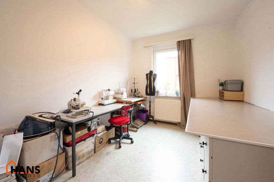 Inkomhal; apart toilet; leefruimte; keuken met kasten, kookplaat, dampkap, spoelbak, koelkast en ruimte voor een eigen vaatwasser/wasmachine/droogkast; badkamer met douche in ligbad, 2 wastafels en spiegelkasten en terras.

Gemeenschappelijke kosten: 15 E