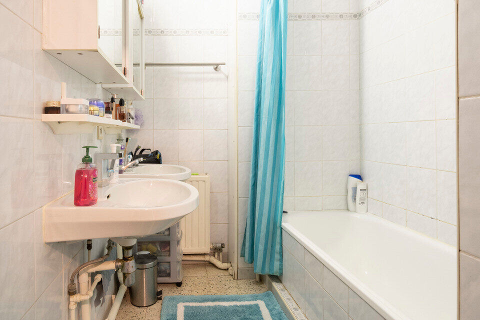 Inkomhal; apart toilet; leefruimte; keuken met kasten, kookplaat, dampkap, spoelbak, koelkast en ruimte voor een eigen vaatwasser/wasmachine/droogkast; badkamer met douche in ligbad, 2 wastafels en spiegelkasten en terras.

Gemeenschappelijke kosten: 15 E