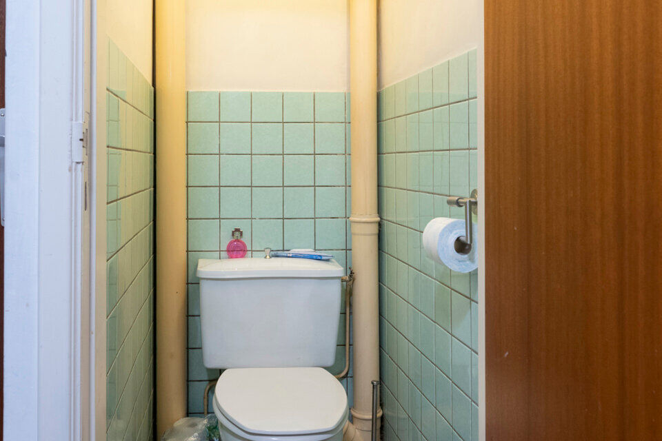 Inkomhal; apart toilet; leefruimte; keuken met kasten, kookplaat, dampkap, spoelbak, koelkast en ruimte voor een eigen vaatwasser/wasmachine/droogkast; badkamer met douche in ligbad, 2 wastafels en spiegelkasten en terras.

Gemeenschappelijke kosten: 15 E