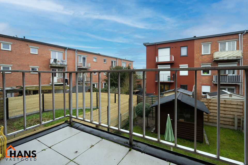 Inkomhal; apart toilet; leefruimte; keuken met kasten, kookplaat, dampkap, spoelbak, koelkast en ruimte voor een eigen vaatwasser/wasmachine/droogkast; badkamer met douche in ligbad, 2 wastafels en spiegelkasten en terras.

Gemeenschappelijke kosten: 15 E
