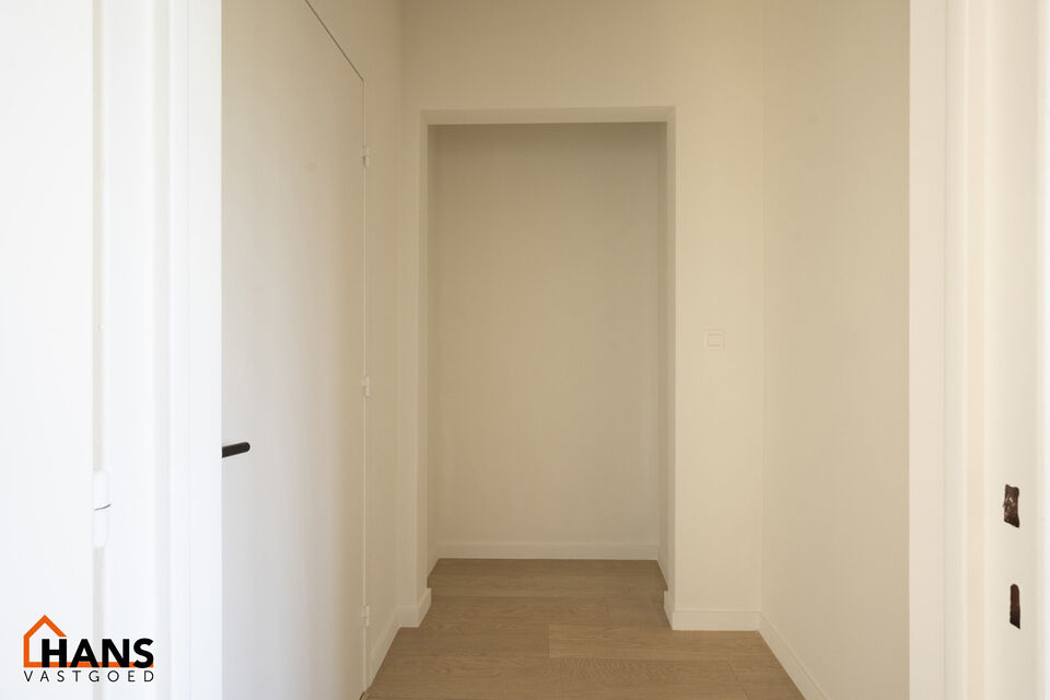 Inkomhal met nis voor vestiaire; leefruimte; open keuken met kasten, kookplaat, dampkap, spoelbak en ruimte voor koelkast en vaatwasser of wasmachine; schuifdeur naar naastgelegen slaapkamer en douchekamer met wastafel in meubel, spiegel, toilet en handdo