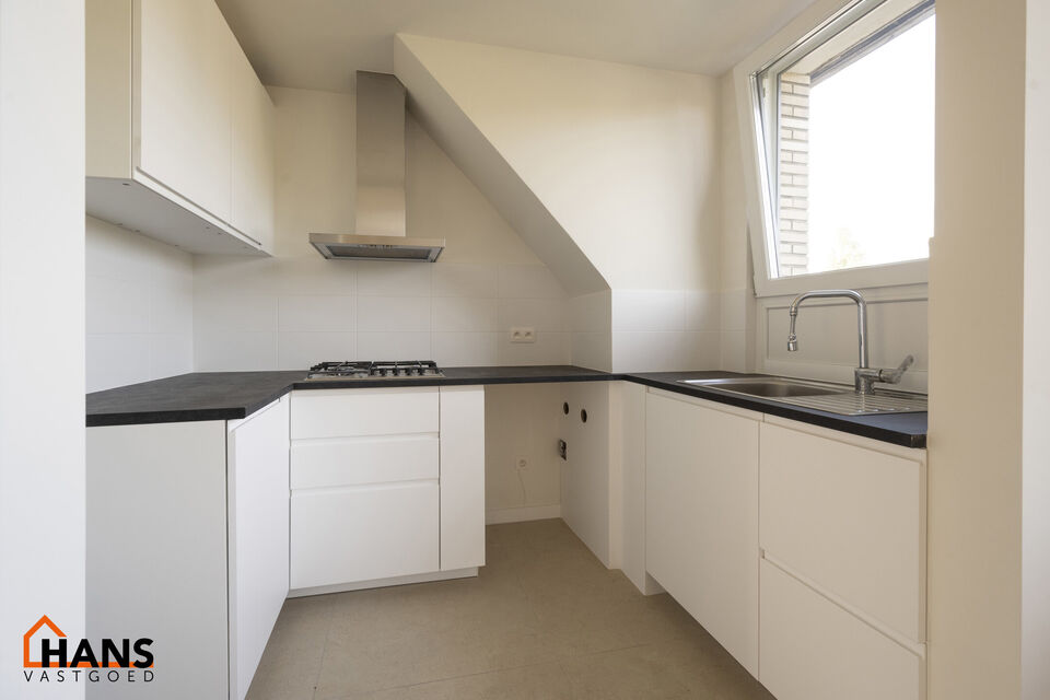 Inkomhal met nis voor vestiaire; leefruimte; open keuken met kasten, kookplaat, dampkap, spoelbak en ruimte voor koelkast en vaatwasser of wasmachine; schuifdeur naar naastgelegen slaapkamer en douchekamer met wastafel in meubel, spiegel, toilet en handdo
