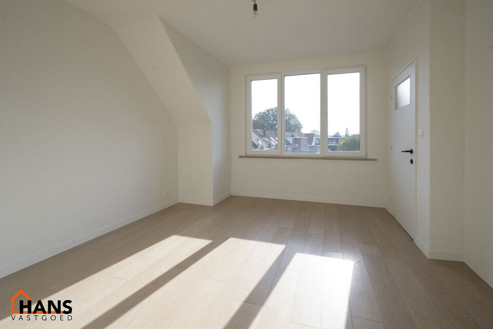 Inkomhal met nis voor vestiaire; leefruimte; open keuken met kasten, kookplaat, dampkap, spoelbak en ruimte voor koelkast en vaatwasser of wasmachine; schuifdeur naar naastgelegen slaapkamer en douchekamer met wastafel in meubel, spiegel, toilet en handdo