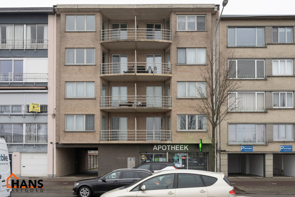 Inkomhal met vestiairekast; apart toilet met handenwasser; leefruimte; ruime keuken met kasten, spoelbak, kookplaat, dampkap, oven, vaatwasser, koelkast en eethoek; badkamer met douche, ligbad, dubbele wastafel in meubel en badkamerkast; 2 slaapkamers waa