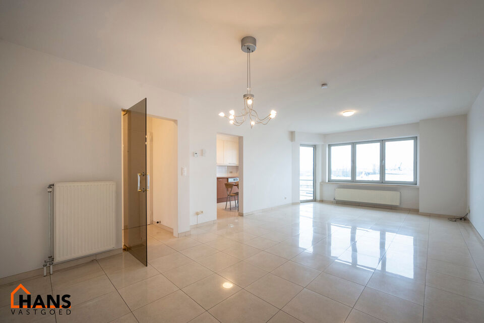 Inkomhal met vestiairekast; apart toilet met handenwasser; leefruimte; ruime keuken met kasten, spoelbak, kookplaat, dampkap, oven, vaatwasser, koelkast en eethoek; badkamer met douche, ligbad, dubbele wastafel in meubel en badkamerkast; 2 slaapkamers waa