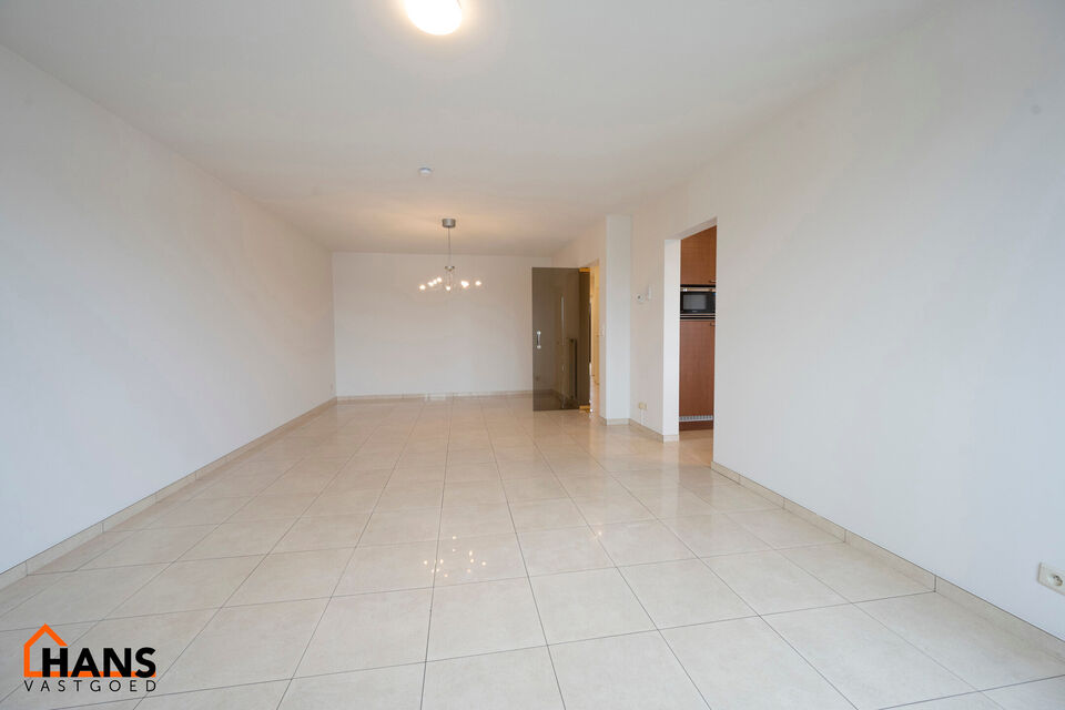 Inkomhal met vestiairekast; apart toilet met handenwasser; leefruimte; ruime keuken met kasten, spoelbak, kookplaat, dampkap, oven, vaatwasser, koelkast en eethoek; badkamer met douche, ligbad, dubbele wastafel in meubel en badkamerkast; 2 slaapkamers waa