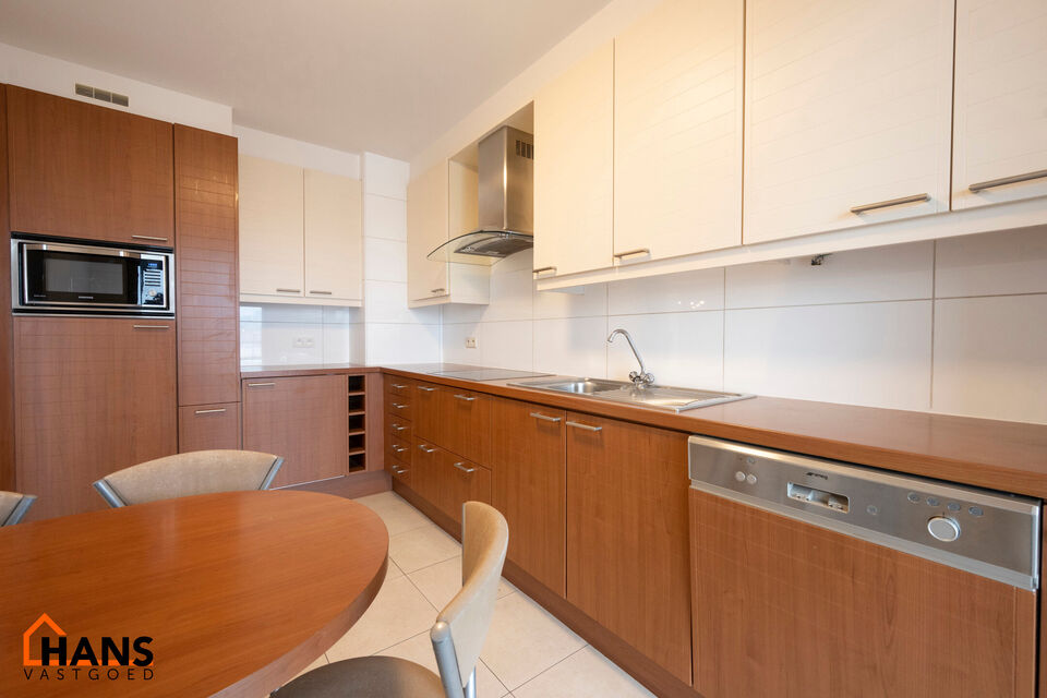 Inkomhal met vestiairekast; apart toilet met handenwasser; leefruimte; ruime keuken met kasten, spoelbak, kookplaat, dampkap, oven, vaatwasser, koelkast en eethoek; badkamer met douche, ligbad, dubbele wastafel in meubel en badkamerkast; 2 slaapkamers waa