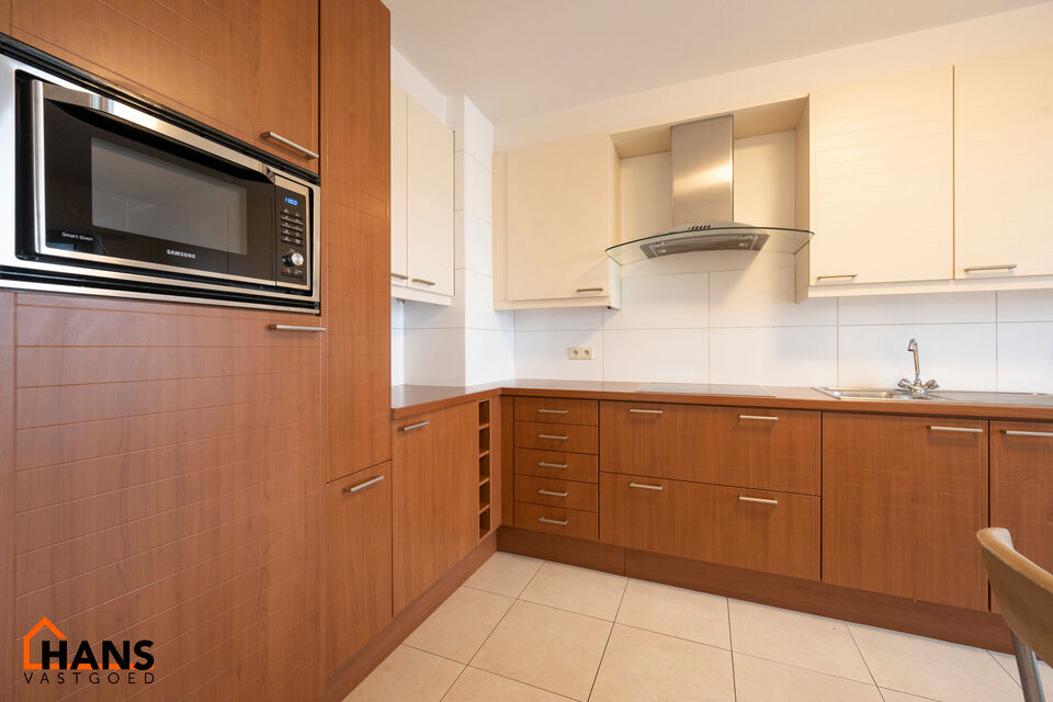 Inkomhal met vestiairekast; apart toilet met handenwasser; leefruimte; ruime keuken met kasten, spoelbak, kookplaat, dampkap, oven, vaatwasser, koelkast en eethoek; badkamer met douche, ligbad, dubbele wastafel in meubel en badkamerkast; 2 slaapkamers waa