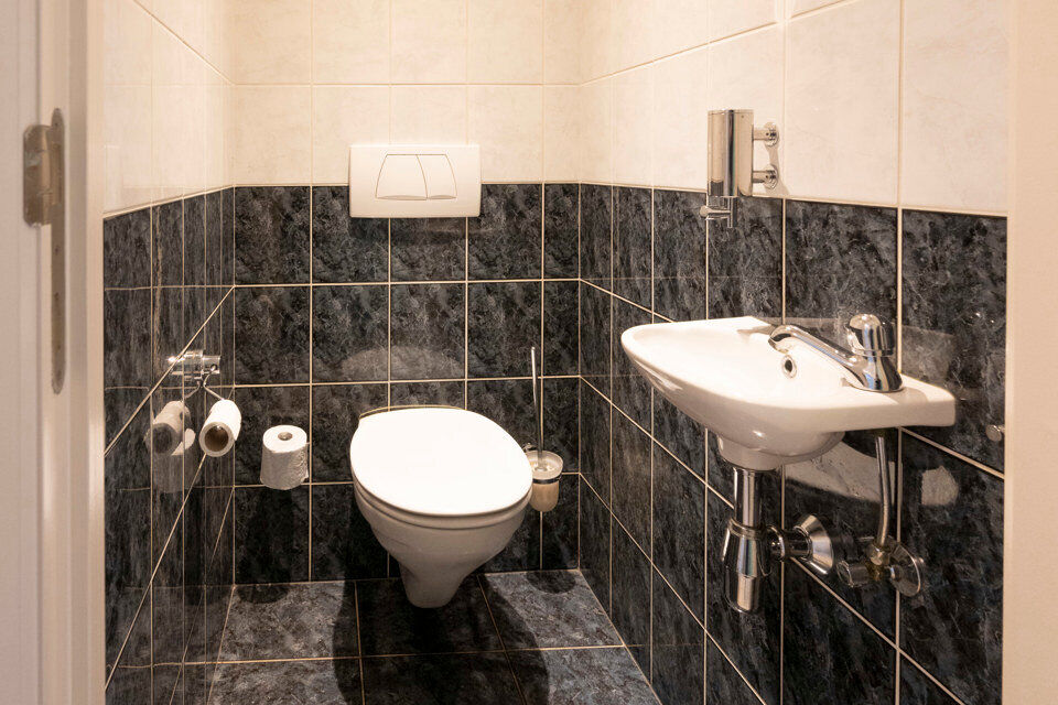 Inkomhal met vestiairekast; apart toilet met handenwasser; leefruimte; ruime keuken met kasten, spoelbak, kookplaat, dampkap, oven, vaatwasser, koelkast en eethoek; badkamer met douche, ligbad, dubbele wastafel in meubel en badkamerkast; 2 slaapkamers waa
