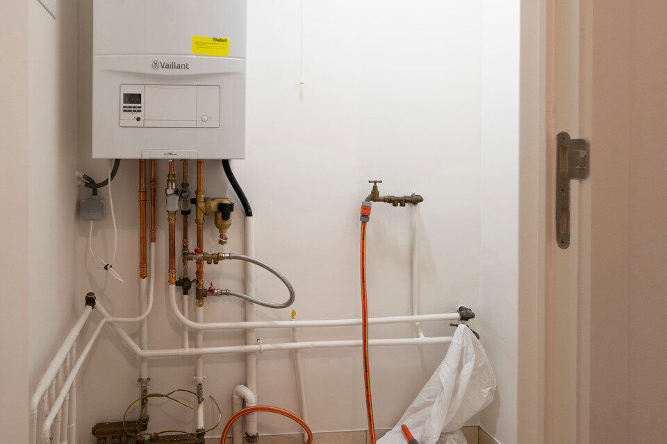 Inkomhal met vestiairekast; apart toilet met handenwasser; leefruimte; ruime keuken met kasten, spoelbak, kookplaat, dampkap, oven, vaatwasser, koelkast en eethoek; badkamer met douche, ligbad, dubbele wastafel in meubel en badkamerkast; 2 slaapkamers waa