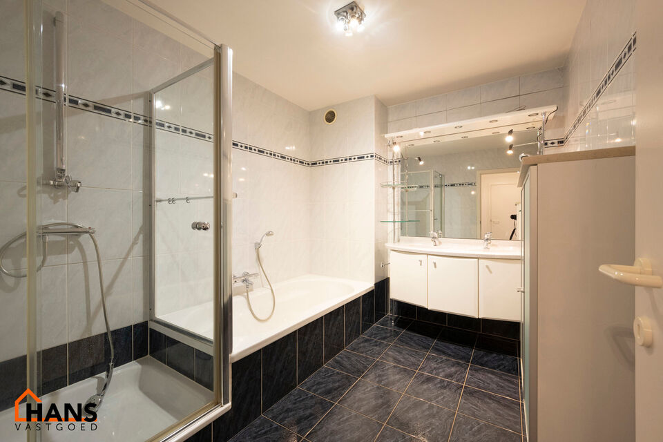 Inkomhal met vestiairekast; apart toilet met handenwasser; leefruimte; ruime keuken met kasten, spoelbak, kookplaat, dampkap, oven, vaatwasser, koelkast en eethoek; badkamer met douche, ligbad, dubbele wastafel in meubel en badkamerkast; 2 slaapkamers waa