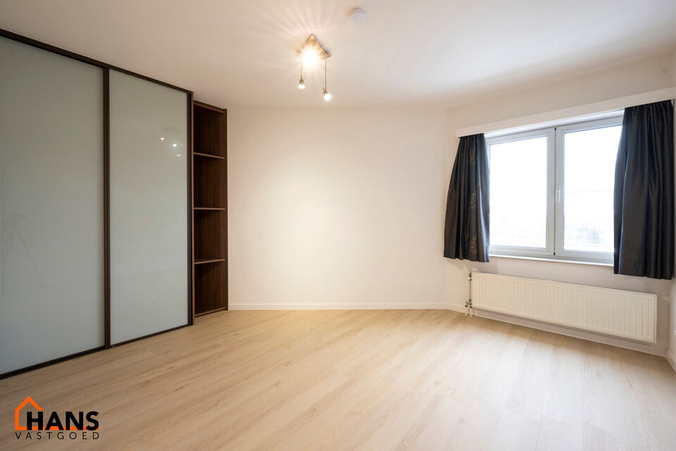 Inkomhal met vestiairekast; apart toilet met handenwasser; leefruimte; ruime keuken met kasten, spoelbak, kookplaat, dampkap, oven, vaatwasser, koelkast en eethoek; badkamer met douche, ligbad, dubbele wastafel in meubel en badkamerkast; 2 slaapkamers waa