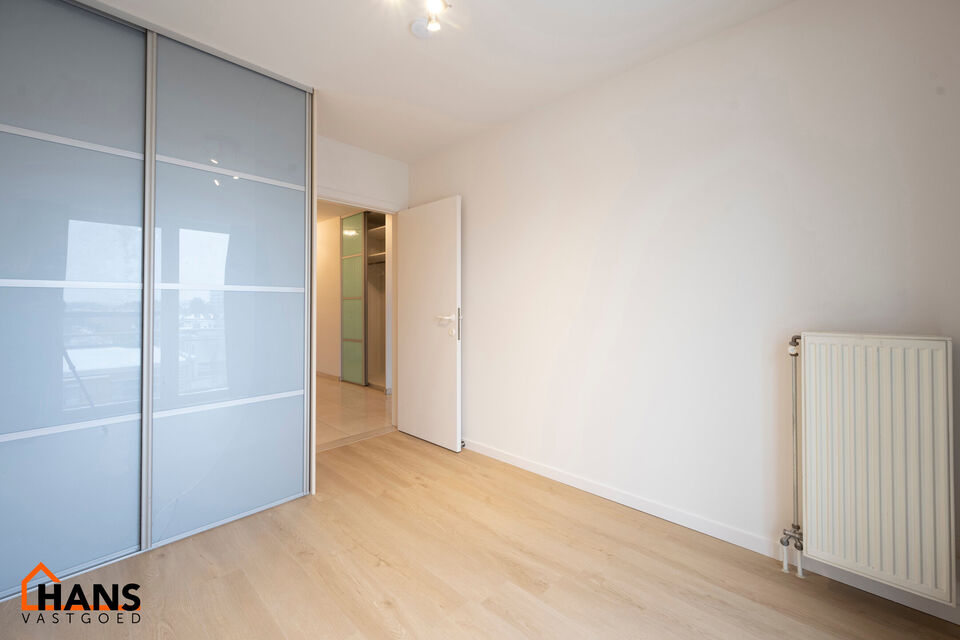 Inkomhal met vestiairekast; apart toilet met handenwasser; leefruimte; ruime keuken met kasten, spoelbak, kookplaat, dampkap, oven, vaatwasser, koelkast en eethoek; badkamer met douche, ligbad, dubbele wastafel in meubel en badkamerkast; 2 slaapkamers waa