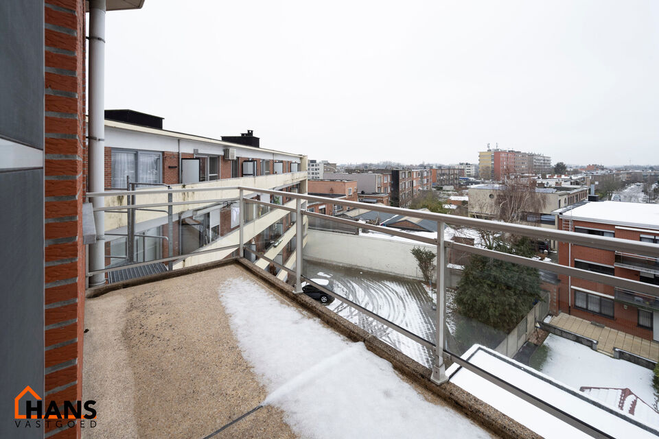 Inkomhal met vestiairekast; apart toilet met handenwasser; leefruimte; ruime keuken met kasten, spoelbak, kookplaat, dampkap, oven, vaatwasser, koelkast en eethoek; badkamer met douche, ligbad, dubbele wastafel in meubel en badkamerkast; 2 slaapkamers waa