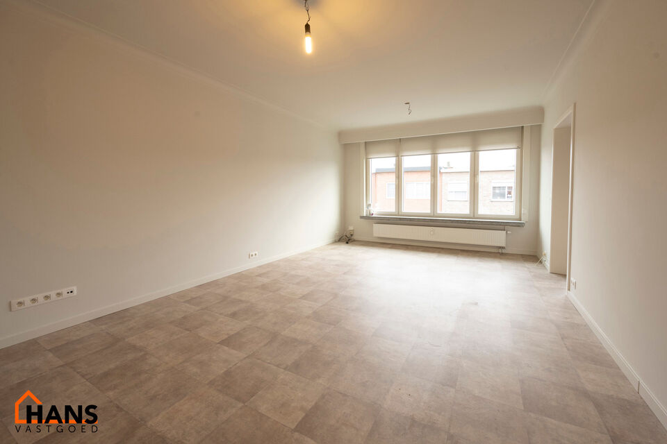 Inkomhal; apart toilet met handenwasser; leefruimte; ge&iuml;nstalleerde keuken; badkamer met douche en wastafel in meubel; hoofdslaapkamer; kleine slaapkamer met toegang naar het achtergelegen terras; bureauruimte en 2 garageboxen.

Gemeenschappelijke kosten