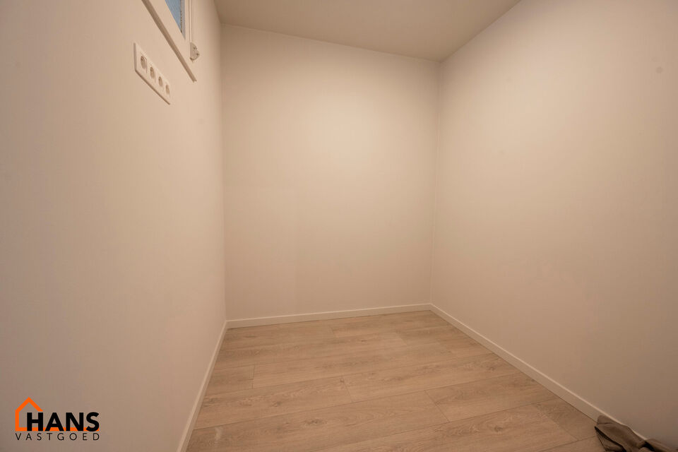 Inkomhal; apart toilet met handenwasser; leefruimte; ge&iuml;nstalleerde keuken; badkamer met douche en wastafel in meubel; hoofdslaapkamer; kleine slaapkamer met toegang naar het achtergelegen terras; bureauruimte en 2 garageboxen.

Gemeenschappelijke kosten