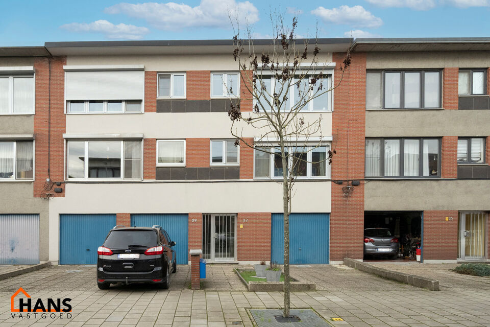 Inkomhal; apart toilet met handenwasser; leefruimte; ge&iuml;nstalleerde keuken; badkamer met douche en wastafel in meubel; hoofdslaapkamer; kleine slaapkamer met toegang naar het achtergelegen terras; bureauruimte en 2 garageboxen.

Gemeenschappelijke kosten