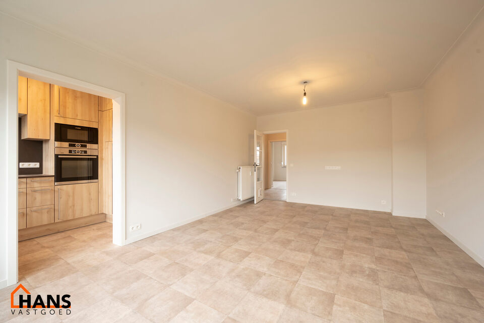 Inkomhal; apart toilet met handenwasser; leefruimte; ge&iuml;nstalleerde keuken; badkamer met douche en wastafel in meubel; hoofdslaapkamer; kleine slaapkamer met toegang naar het achtergelegen terras; bureauruimte en 2 garageboxen.

Gemeenschappelijke kosten