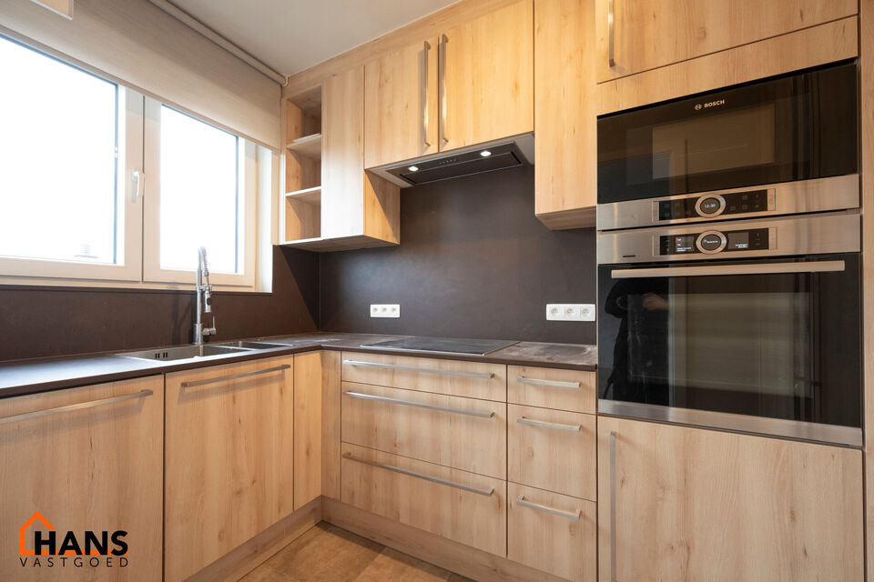 Inkomhal; apart toilet met handenwasser; leefruimte; ge&iuml;nstalleerde keuken; badkamer met douche en wastafel in meubel; hoofdslaapkamer; kleine slaapkamer met toegang naar het achtergelegen terras; bureauruimte en 2 garageboxen.

Gemeenschappelijke kosten