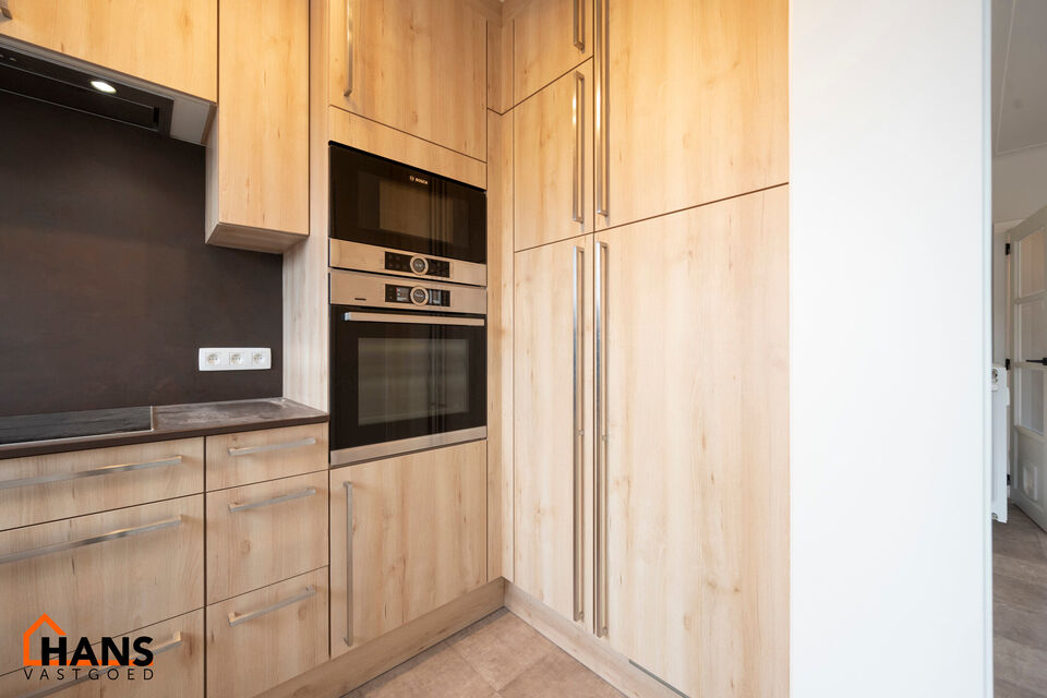 Inkomhal; apart toilet met handenwasser; leefruimte; ge&iuml;nstalleerde keuken; badkamer met douche en wastafel in meubel; hoofdslaapkamer; kleine slaapkamer met toegang naar het achtergelegen terras; bureauruimte en 2 garageboxen.

Gemeenschappelijke kosten