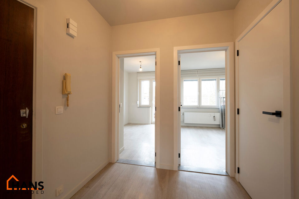 Inkomhal; apart toilet met handenwasser; leefruimte; ge&iuml;nstalleerde keuken; badkamer met douche en wastafel in meubel; hoofdslaapkamer; kleine slaapkamer met toegang naar het achtergelegen terras; bureauruimte en 2 garageboxen.

Gemeenschappelijke kosten