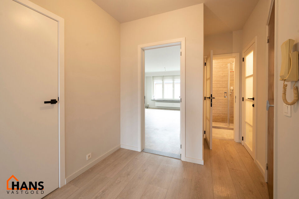 Inkomhal; apart toilet met handenwasser; leefruimte; ge&iuml;nstalleerde keuken; badkamer met douche en wastafel in meubel; hoofdslaapkamer; kleine slaapkamer met toegang naar het achtergelegen terras; bureauruimte en 2 garageboxen.

Gemeenschappelijke kosten