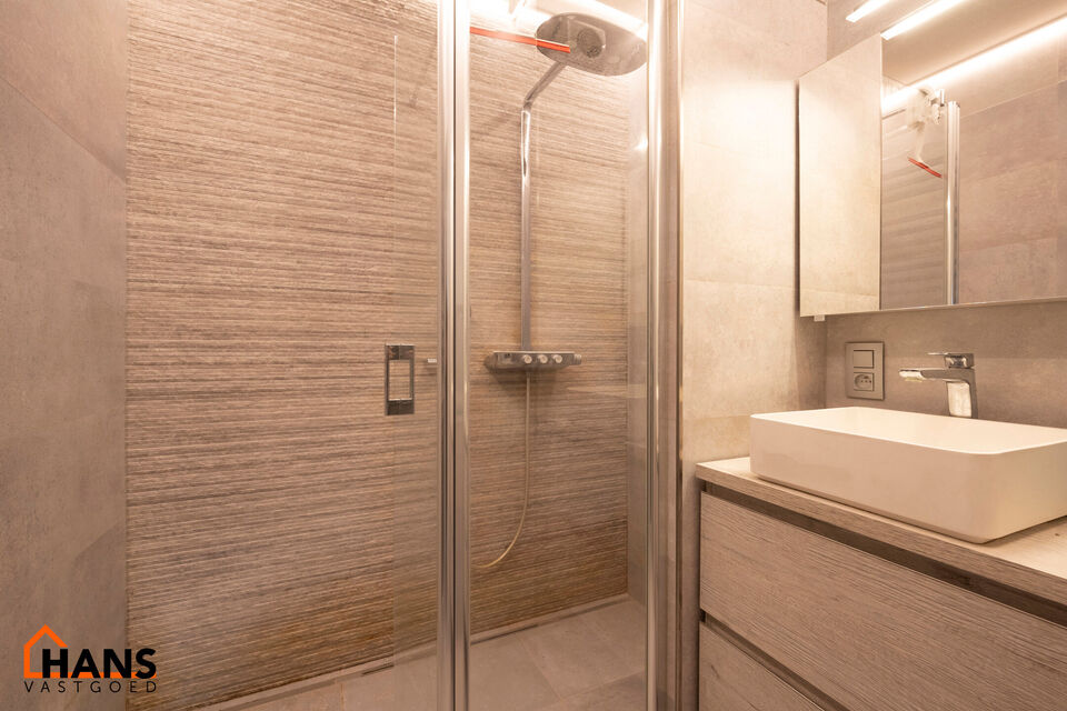 Inkomhal; apart toilet met handenwasser; leefruimte; ge&iuml;nstalleerde keuken; badkamer met douche en wastafel in meubel; hoofdslaapkamer; kleine slaapkamer met toegang naar het achtergelegen terras; bureauruimte en 2 garageboxen.

Gemeenschappelijke kosten