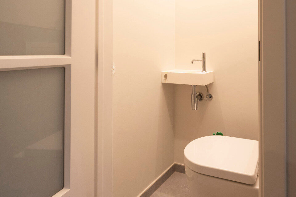 Inkomhal; apart toilet met handenwasser; leefruimte; ge&iuml;nstalleerde keuken; badkamer met douche en wastafel in meubel; hoofdslaapkamer; kleine slaapkamer met toegang naar het achtergelegen terras; bureauruimte en 2 garageboxen.

Gemeenschappelijke kosten