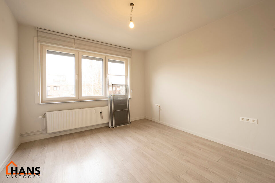 Inkomhal; apart toilet met handenwasser; leefruimte; ge&iuml;nstalleerde keuken; badkamer met douche en wastafel in meubel; hoofdslaapkamer; kleine slaapkamer met toegang naar het achtergelegen terras; bureauruimte en 2 garageboxen.

Gemeenschappelijke kosten