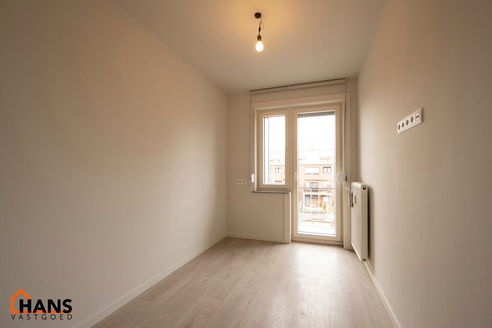 Inkomhal; apart toilet met handenwasser; leefruimte; ge&iuml;nstalleerde keuken; badkamer met douche en wastafel in meubel; hoofdslaapkamer; kleine slaapkamer met toegang naar het achtergelegen terras; bureauruimte en 2 garageboxen.

Gemeenschappelijke kosten