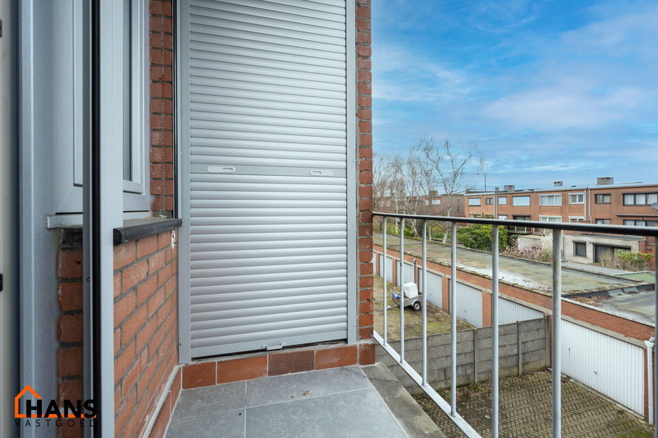 Inkomhal; apart toilet met handenwasser; leefruimte; ge&iuml;nstalleerde keuken; badkamer met douche en wastafel in meubel; hoofdslaapkamer; kleine slaapkamer met toegang naar het achtergelegen terras; bureauruimte en 2 garageboxen.

Gemeenschappelijke kosten